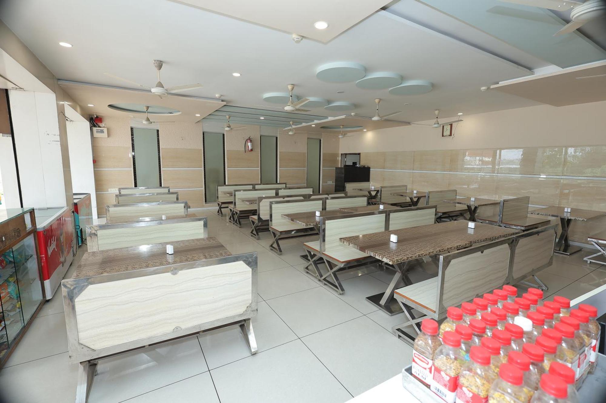 Hotel Horizon & Restaurant Surate Exterior foto
