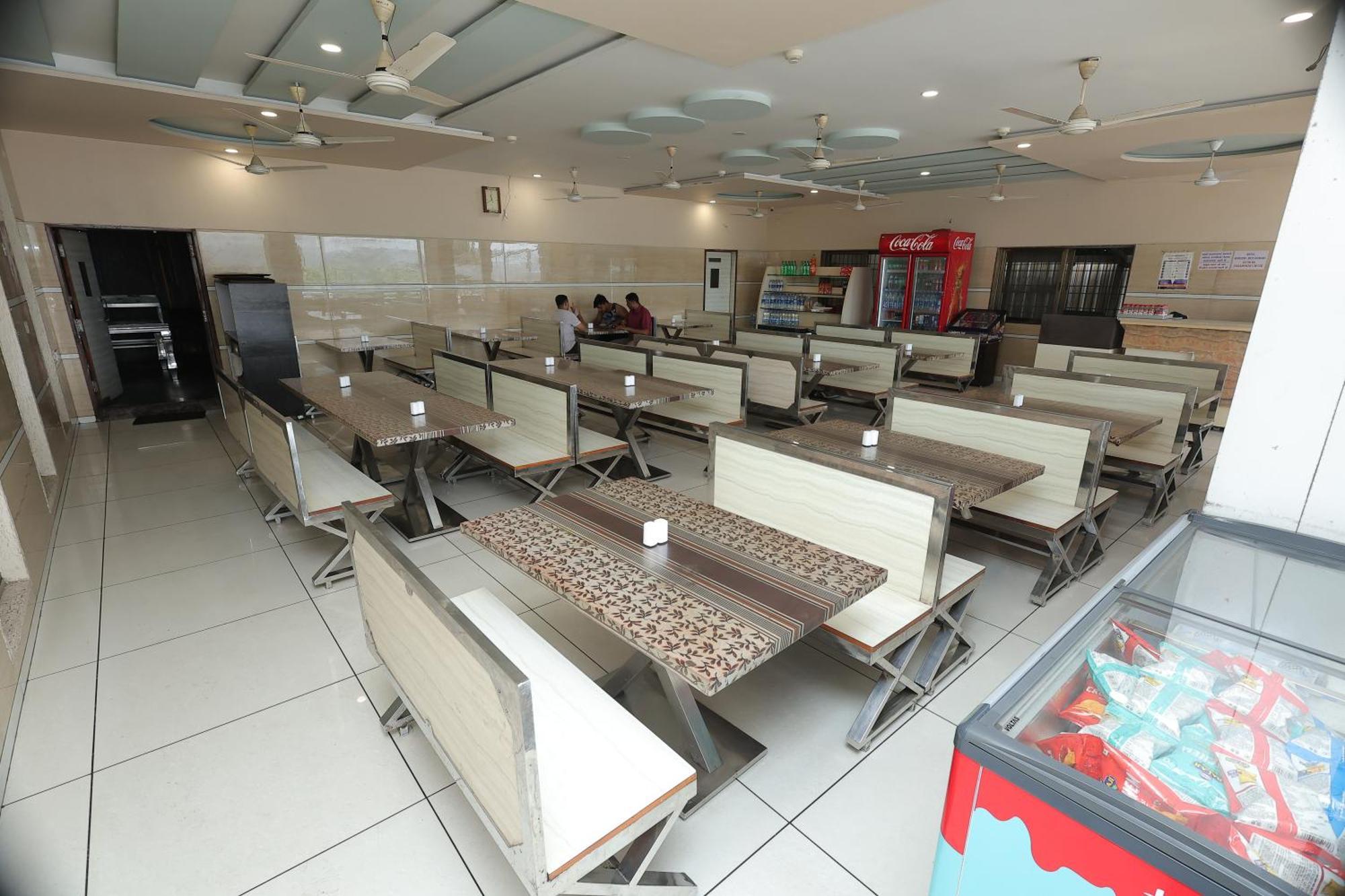 Hotel Horizon & Restaurant Surate Exterior foto