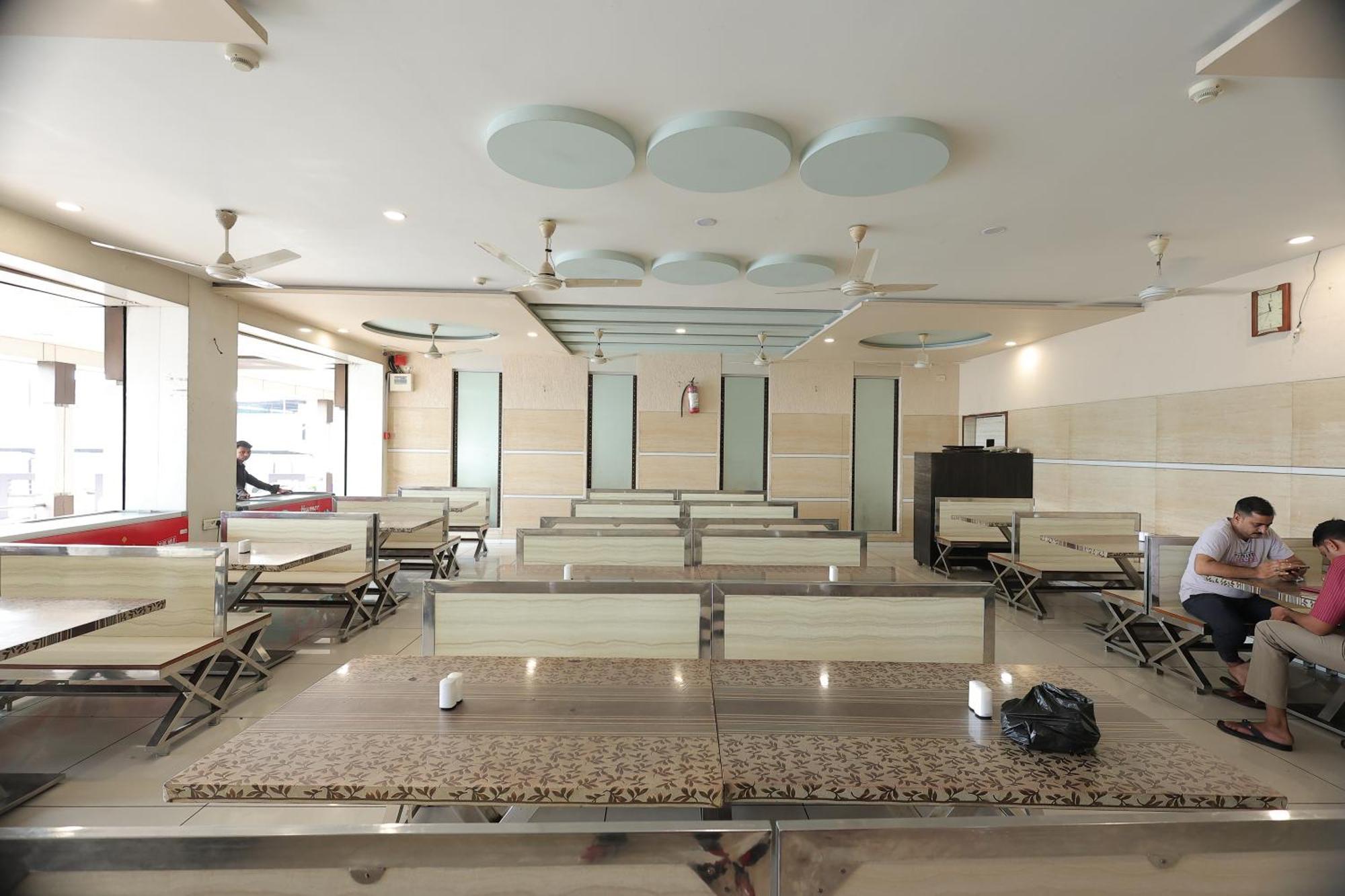 Hotel Horizon & Restaurant Surate Exterior foto
